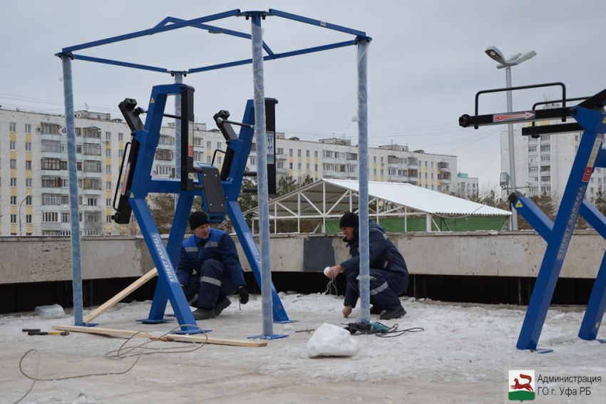 Новости уфы башкирии. Спортивные площадки Уфа. Уличные тренажеры Уфа. Спортивная площадка на улице Уфа. Парк Якутого в Уфе спорт площадка.