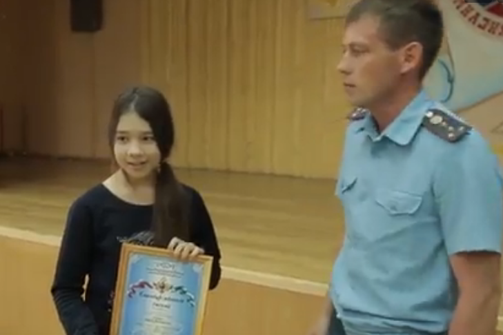 Шестиклассница поздравила. Девушка спасла своего одноклассника. В Туве наградили 12-летнего кадета за спасение тонущей девушки. Наградили школьницу. Полицейские наградили школьницу.